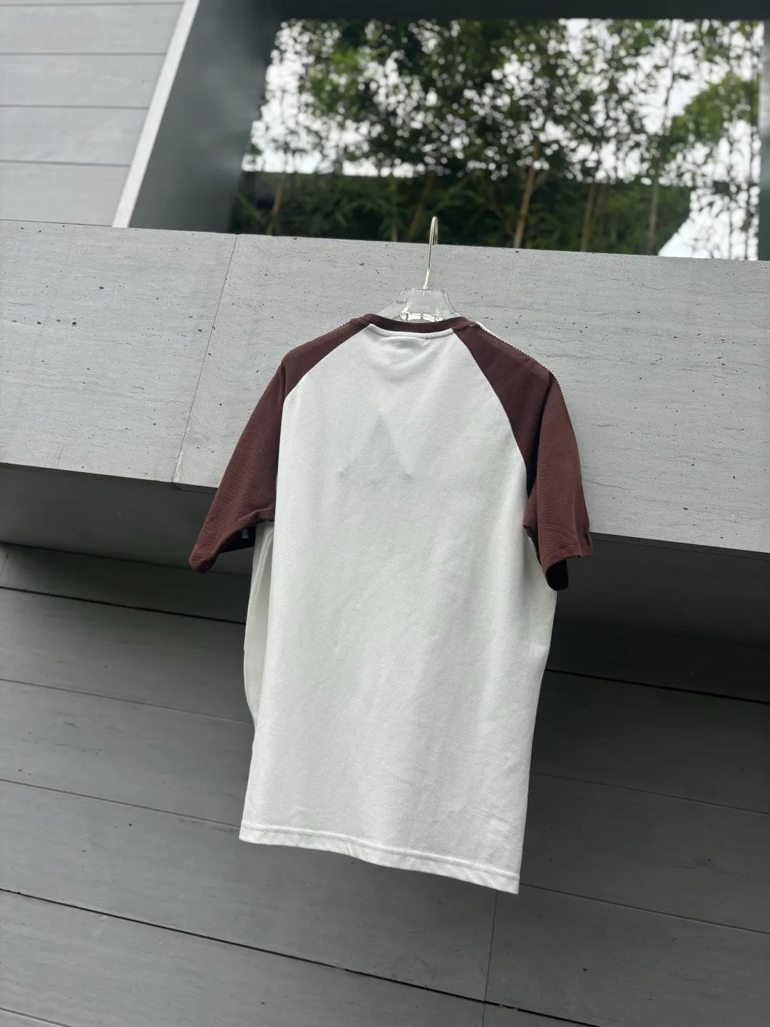 𝟬𝟱𝟬𝟰𝟯# Exclusive real shot/difference between various stolen pictures and online picture versions on the market [𝗔𝗗𝗜𝗗𝗔𝗦 Adidas Clover Classic Raglan Round Neck Couple Style Short Sleeves]👭Who knows! I was very impressed by these two pieces from Adidas ✨Classic raglan sleeves + three stripes on the side, directly welding the 𝟵𝟬𝘀American Retro on the body. ✅Full set of 1:1 customized accessories ➕Customized three-label ➕𝗬𝘂𝗮𝗻 version hang tag ➕𝗹𝗼𝗴𝗼 packaging bag 🔥 ➕Scan the QR code of the tag to enter the official website. ✅The top Original version, ins Xiaohongshu, Kuaishou, and many bloggers wear it. ▫️[Comfortable fabric] Selected pique fabric, skin-friendly and breathable, the upper body is soft and not sweaty, and there is no burden for daily wear ▫️[Versatile is not optional] Light Blue/Khaki are available in two colors. The raglan sleeves hide the flesh and make you look slimmer. You don’t have to choose your body shape or the outfit. It looks good when worn alone. It’s a couple style with eyes closed. ▫️[Full of details] Neat routing, fine workmanship, and clover-leaf prairie texture. It can be worn for daily commuting, going out on the street, and doing sports. ✅The soft and glutinous front-shoulder version hides the flesh to make you look slimmer without picking up your figure. The small label on the chest is low-key and textured/super feeling. I really want every piece𝗮𝗹𝗹𝗶𝗻! Size: 𝗦～𝗫𝗫𝗟 Color: Light Blue Khaki